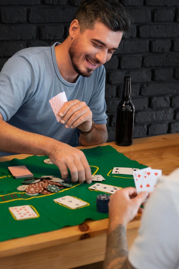 Pengguna membaca panduan responsible gaming di layar perangkat dengan pencahayaan hangat