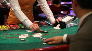 Layar perangkat menunjukkan pengguna sedang mengakses platform sports betting di kodaltoto